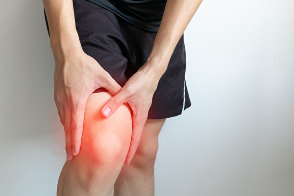 平時要注意一些姿勢，會對膝蓋造成較大的負擔。(Shutterstock)