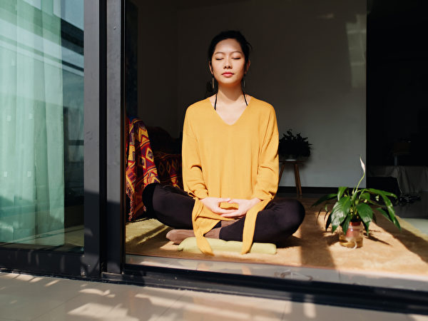 打坐是在家就能做的免疫良方，能提升免疫力。(Shutterstock)