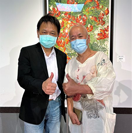 陈士侯(右)在港区艺术中心办画展，中市文化局副局长曾能汀到场祝贺。