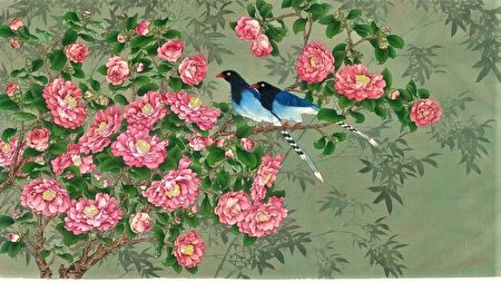 陈士侯作品《山茶花与蓝鹊》是他仔细观察虫鸟在花果蔬叶间进进出出的脉动情态，而创作出的生动活泼作品。
