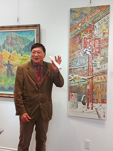圖：藝術家甘錦城的膠彩畫個展5月份正在台加藝廊展出，圖為畫家講述唐人街雪景的創作過程。（邱晨/大紀元）