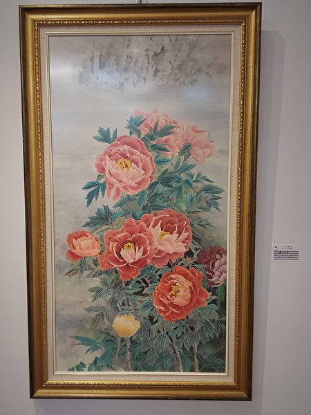 圖：藝術家甘錦城的膠彩畫個展5月份正在台加藝廊展出，圖為畫家的國色天香畫作。（邱晨/大紀元）