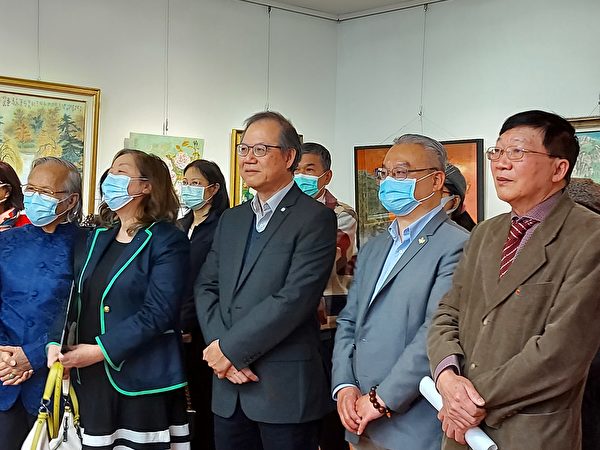 圖：藝術家甘錦城的膠彩畫個展5月份正在台加藝廊展出，圖為開幕式現場部分嘉賓。（邱晨/大紀元）