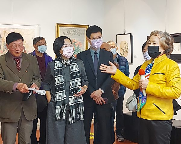 圖：藝術家甘錦城的膠彩畫個展5月份正在台加藝廊展出，圖為盧月鉛顧問致辭。（邱晨/大紀元）