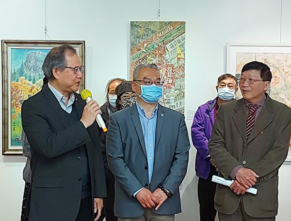 圖：藝術家甘錦城的膠彩畫個展5月份正在台加藝廊展出，圖為前省議員李燦明致辭。（邱晨/大紀元）