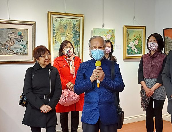 图：艺术家甘锦城的胶彩画个展5月份正在台加艺廊展出，图为张恒会长致辞。（邱晨/大纪元）