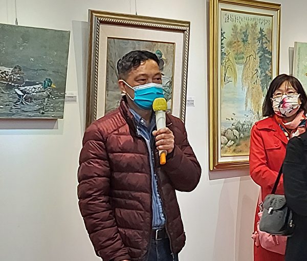 图：艺术家甘锦城的胶彩画个展5月份正在台加艺廊展出，图为张亦凯副理事长致辞。（邱晨/大纪元）