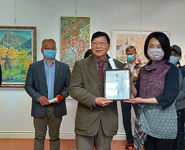 图：艺术家甘锦城的胶彩画个展5月份正在台加艺廊展出，图为台湾艺术届发来的贺词。（邱晨/大纪元）