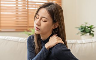 慢性疲勞是現代人常有的問題，按摩肩頸有助放鬆。(Shutterstock)