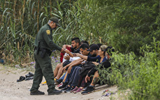 拜登執政第一年 居住美國非法移民數量增加100萬