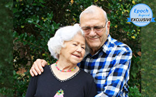 九旬夫妇恩爱相伴72年 分享长久婚姻秘诀
