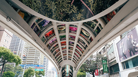 台湾大道公车专用道“科博馆站”候车亭内部意象－城市中的植物园。