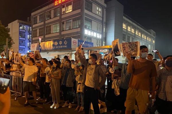 广州一汽车厂离小区太近 遭千名业主集体抗议