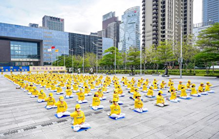 台中部分法轮功学员逾300位，5月8日在台中市政府广场前举办庆祝活动，向路人演示庄严柔美的五套功法。