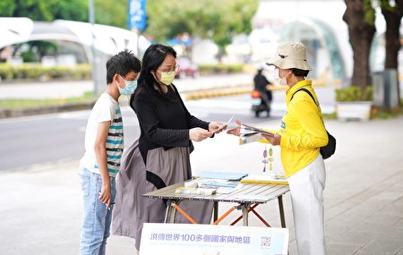 台中部分法轮功学员5月8日在台中市政府广场前举办庆祝活动，并向路人传递大法真相资料。