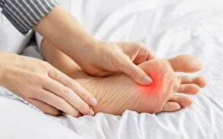 腳部的一些徵兆，可能是身體疾病的警訊。(Shutterstock)