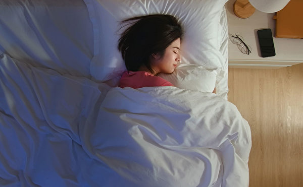 人睡觉时如果暴露于中等光照条件下，会增加患糖尿病和心脏病的风险。(Shutterstock)