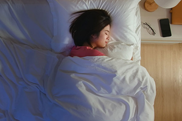 人睡觉时如果暴露于中等光照条件下，会增加患糖尿病和心脏病的风险。(Shutterstock)