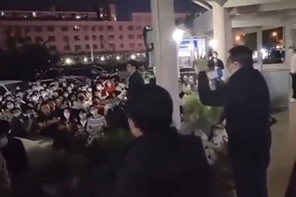 北大學生集體抗議封鎖 深夜聚集拆圍牆