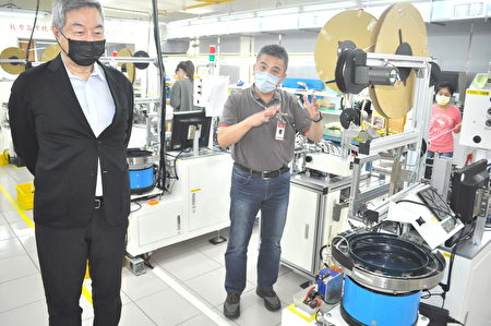瀚荃集团生产线全自动化，杨超群董事长（左）与生产部主管高进益严格要求品管。