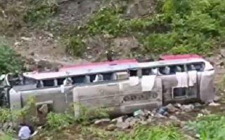 重慶一大巴車翻入河溝 20餘人傷亡不明