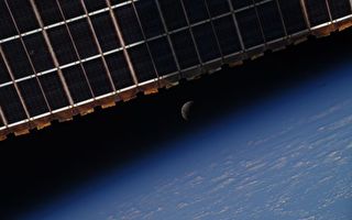 太空站內觀血月 宇航員展示月全蝕照片