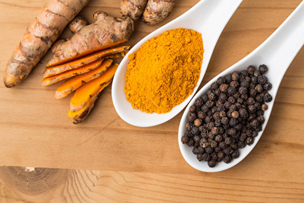姜黄和胡椒是绝佳组合，在日常饮食中加入姜黄和胡椒对你的健康有奇妙的好处。(Shutterstock)