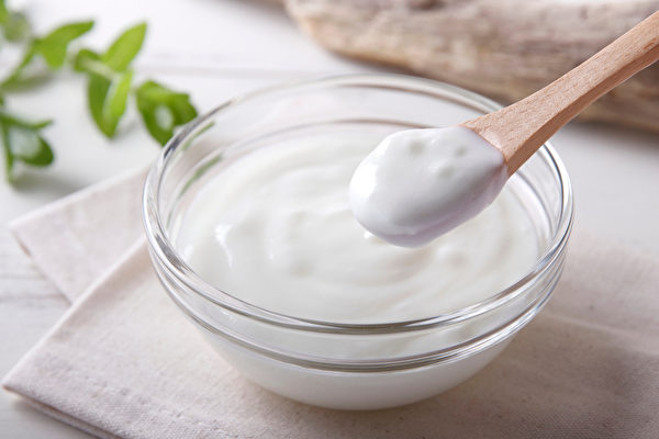 一篇新论文阐明，可以将食用酸奶与2型糖尿病发病率降低联系起来。(Shutterstock)