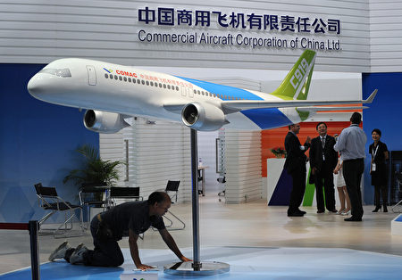 2009年9月在香港舉行的亞洲航空航天展上展出的中國C919飛機模型。中國最大的國產商用噴氣機首次亮相，展示了中國成為全球航空巨頭的雄心。