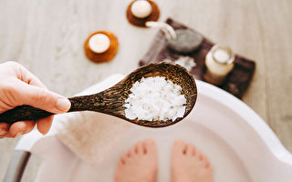 在浴缸中加入泻盐硫酸镁，可享受九大健康益处。(Shutterstock)