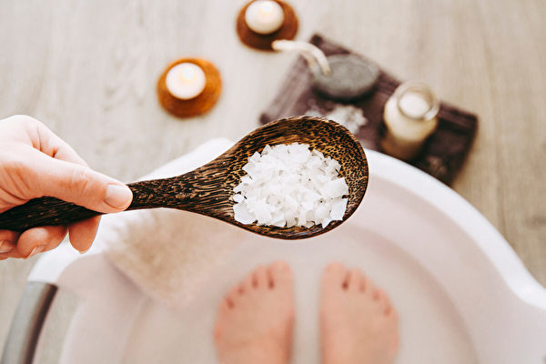 在浴缸中加入瀉鹽硫酸鎂，可享受九大健康益處。(Shutterstock)