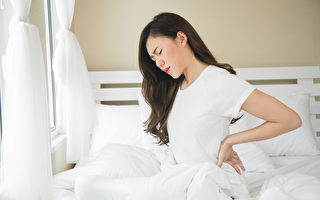 长期的姿势不良，可能导致腰椎滑脱，引起腰痛、坐骨神经痛(Shutterstock)