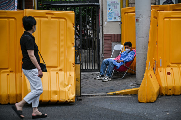 2022年5月30日，上海靜安區一個封閉社區的入口處。（Hector Retamal/AFP）