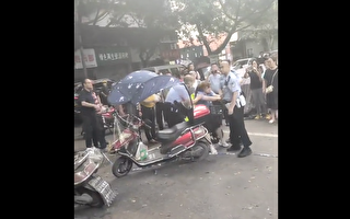 重慶警察街頭開槍打死民眾 現場群情激憤