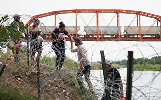 美陣亡將士紀念日週末 四千移民越過界河入境