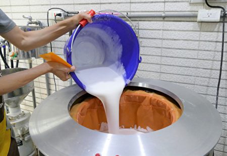 制作麻糬时，研磨好的米浆，要再用脱水机脱干水分。