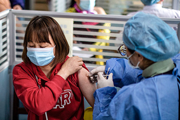 千名大陆民众报告打疫苗后出现白血病。图为一名女性接种国产疫苗。(Photo by Getty Images)