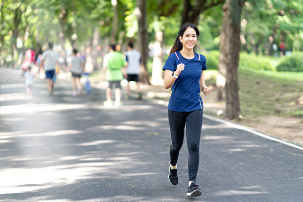 走路有助改善健康和減肥。(Shutterstock)