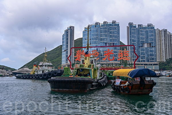 珍宝海鲜舫今移离香港 入水倾倒厨房船不拖走