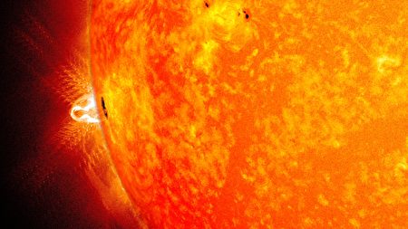 太陽黑子面積24小時內增大一倍 正對地球