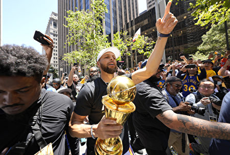 組圖：金州勇士隊NBA奪冠 街頭遊行慶祝