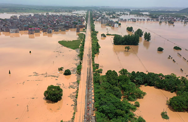 2022年6月21日，江西上饶一个村庄被淹没在洪水中。（VCG via Getty Images）
