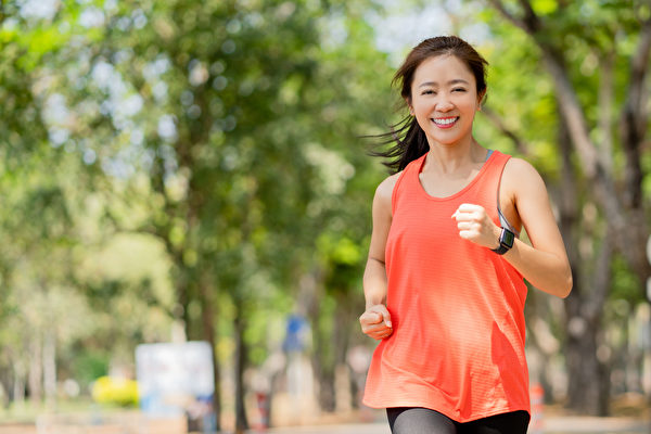 带着愉快的心情去运动，对肠道菌最好。(Shutterstock)