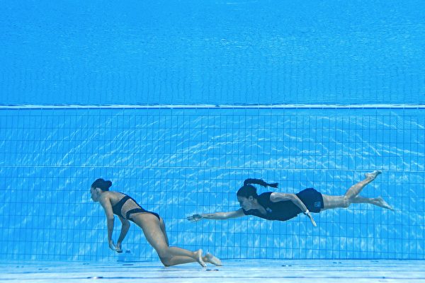 世锦赛：美国花泳女将昏厥溺水 教练急相救
