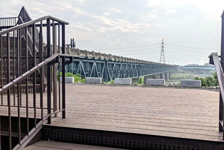 從景觀臺看到的曾文溪渡槽橋構築外觀，右側橋為新的台一線省道。