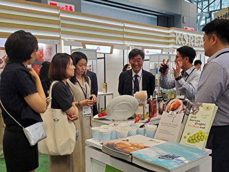 驻美韩国领事馆农食品部长徐海东（右三）光临纽约美食展。（露西/大纪元）