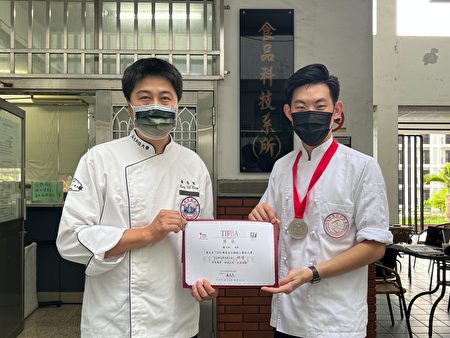 弘光科大食科系学生萧宇翔(右)在老师黄志雄(左)指导下获全国餐饮线上赛第二名。