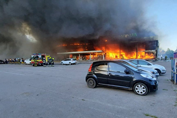 乌克兰商场遭俄导弹袭击 至少18死多人失踪