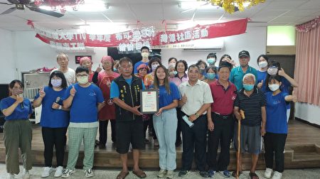 湾潭社区协会黄理事长颁感谢状给嘉大志工队并与所有长辈合影。