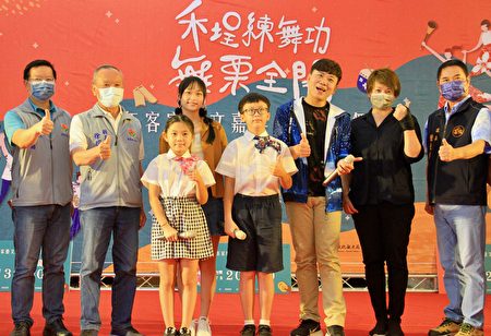 县长徐耀昌与团队感谢作词曲家和歌唱家演释此次活泼有力的客语广场舞曲。